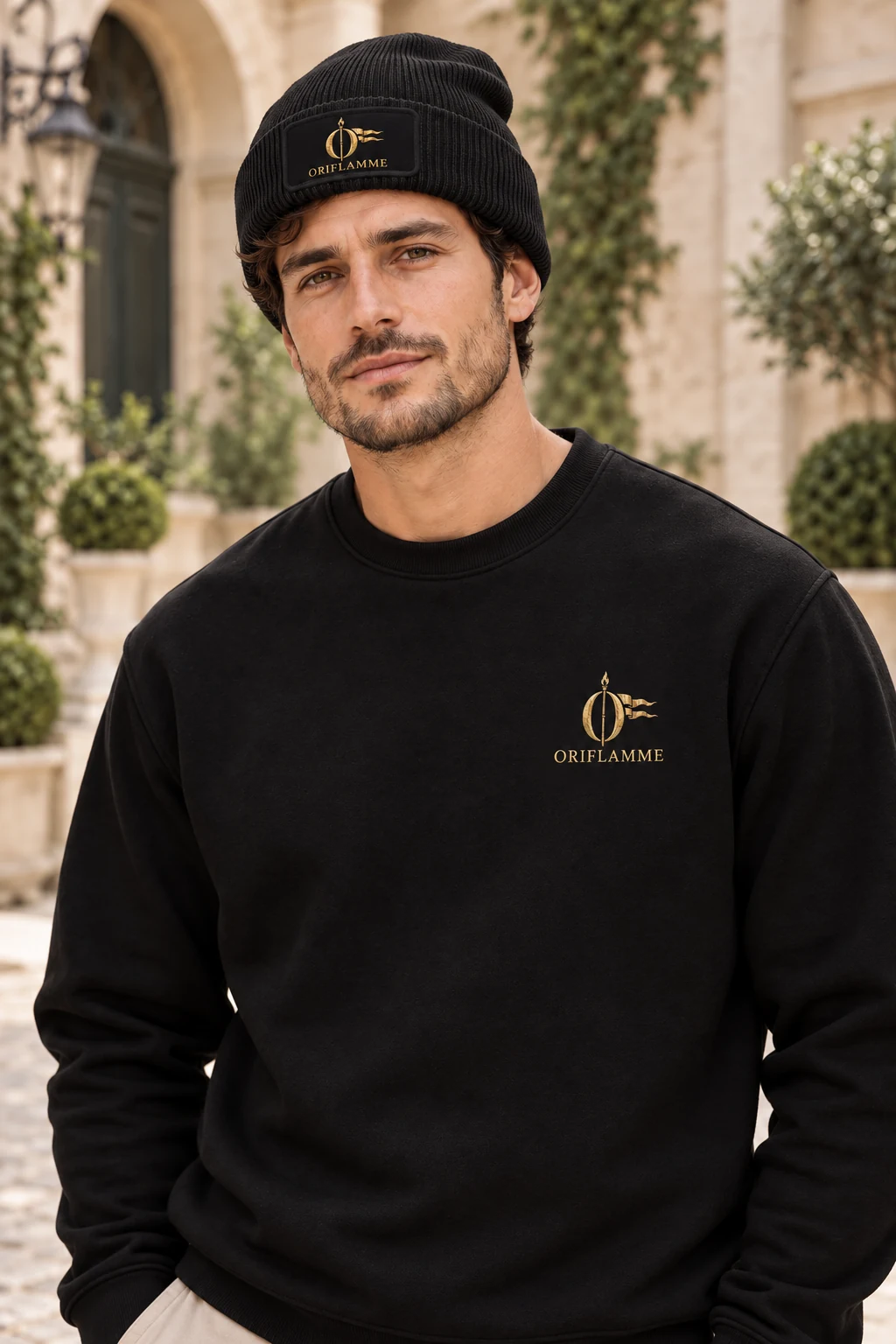 Bonnet noir à revers avec écusson Oriflamme doré porté par notre mannequin masculin