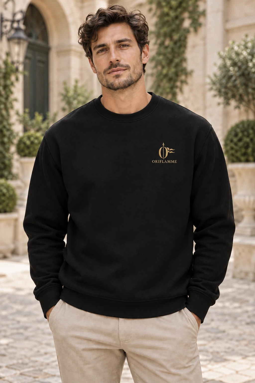 Sweat-shirt noir Oriflamme porté de face